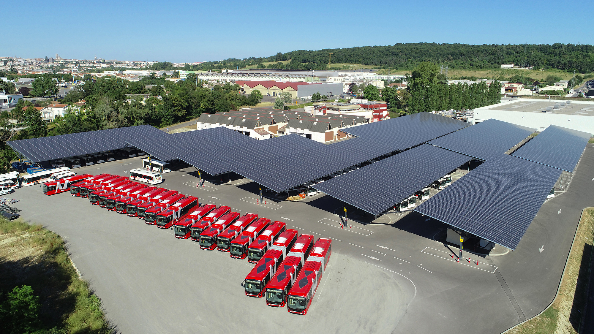 découvrez les nombreux avantages des ombrières photovoltaïques, une solution innovante qui combine production d'énergie renouvelable et protection contre les intempéries. idéales pour les parkings et espaces extérieurs, elles optimisent l'espace tout en contribuant à la transition énergétique.