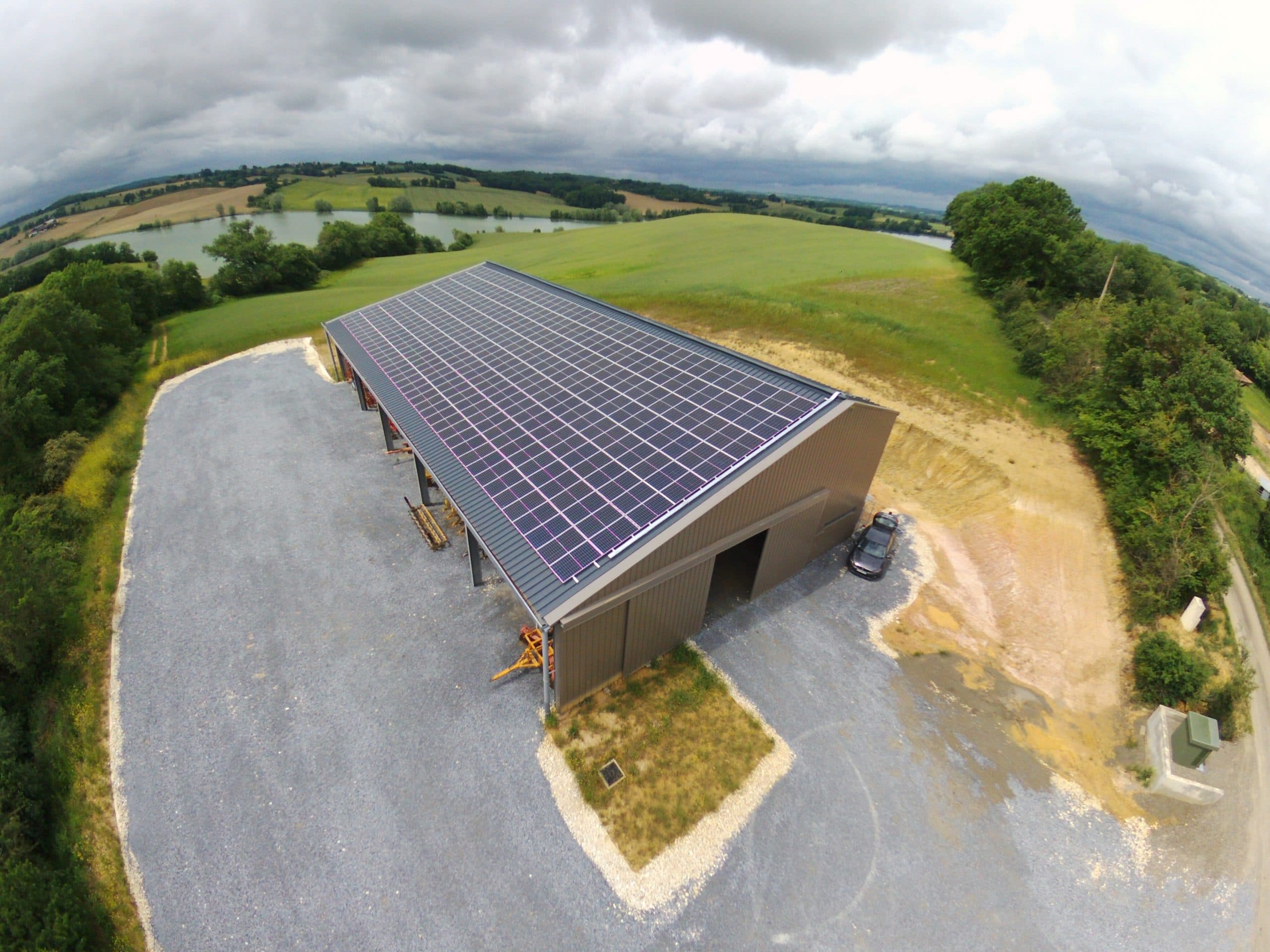 découvrez comment les panneaux solaires pour hangars peuvent transformer votre espace en une source d'énergie durable et économique. profitez des avantages écologiques tout en réduisant vos factures d'électricité grâce à des solutions adaptées à vos besoins.