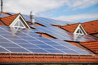 découvrez comment installer des panneaux solaires chez vous pour réduire vos factures d'énergie et rendre votre maison plus écologique. informez-vous sur les avantages, le fonctionnement et les subventions disponibles pour investir dans l'énergie solaire.