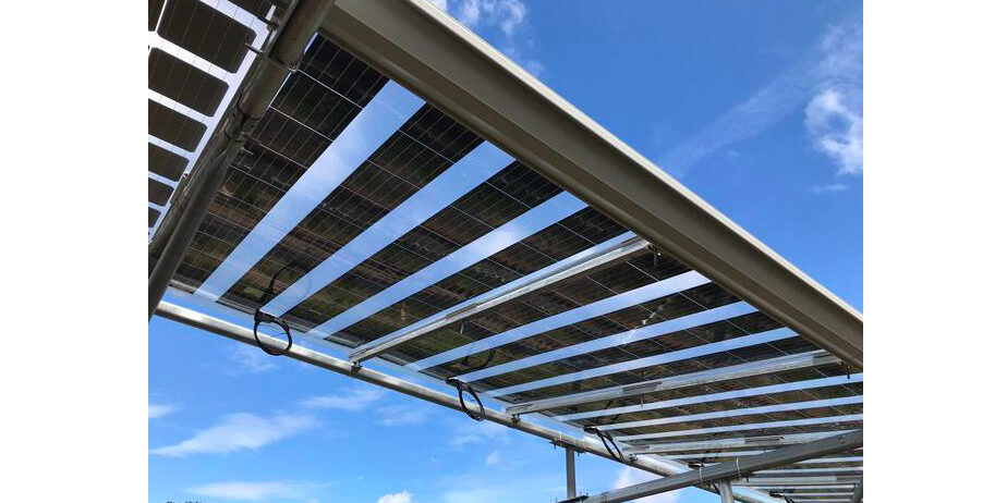 découvrez notre panneau solaire pour pergola éco-responsable, alliant efficacité énergétique et respect de l'environnement. idéal pour profiter d'un espace extérieur ombragé tout en produisant votre propre électricité verte. transformez votre jardin en un havre durable et esthétique.