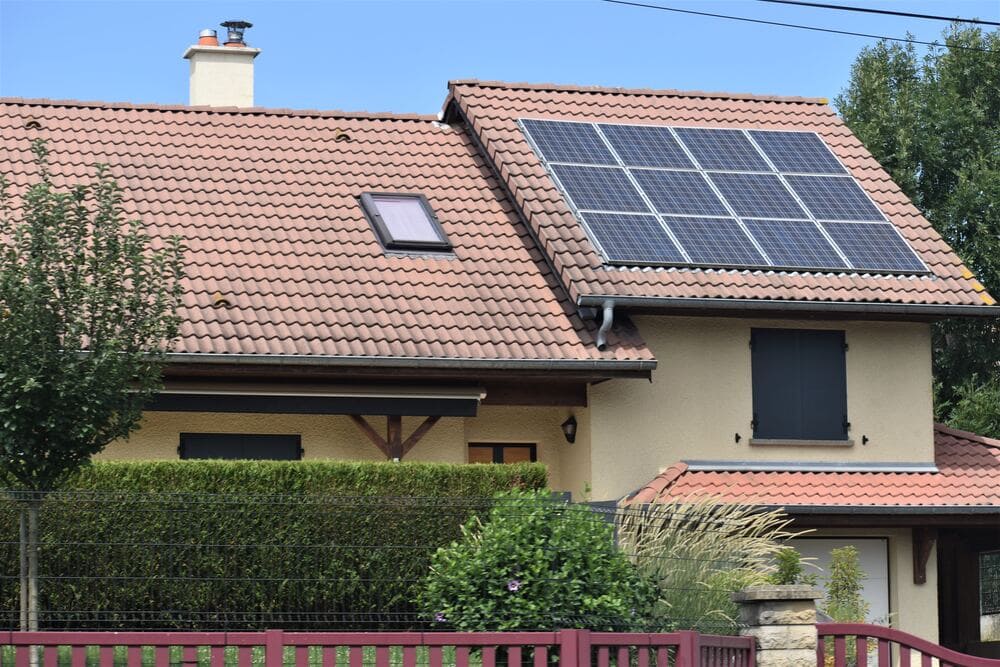 découvrez comment installer des panneaux solaires sur votre toiture pour transformer votre maison en une source d'énergie renouvelable, réduire vos factures d'électricité et contribuer à la protection de l'environnement. apprenez les avantages, les étapes d'installation et les options disponibles.