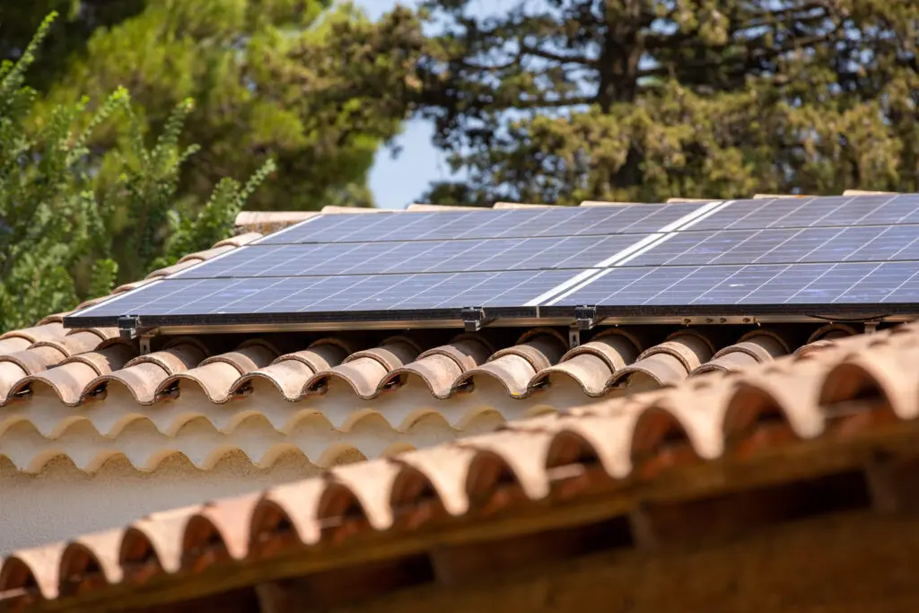 découvrez notre guide complet sur les panneaux solaires pour toiture. apprenez comment choisir, installer et optimiser votre installation solaire pour maximiser votre production d'énergie tout en réduisant votre facture. transformez votre toit en source d'énergie renouvelable dès aujourd'hui !