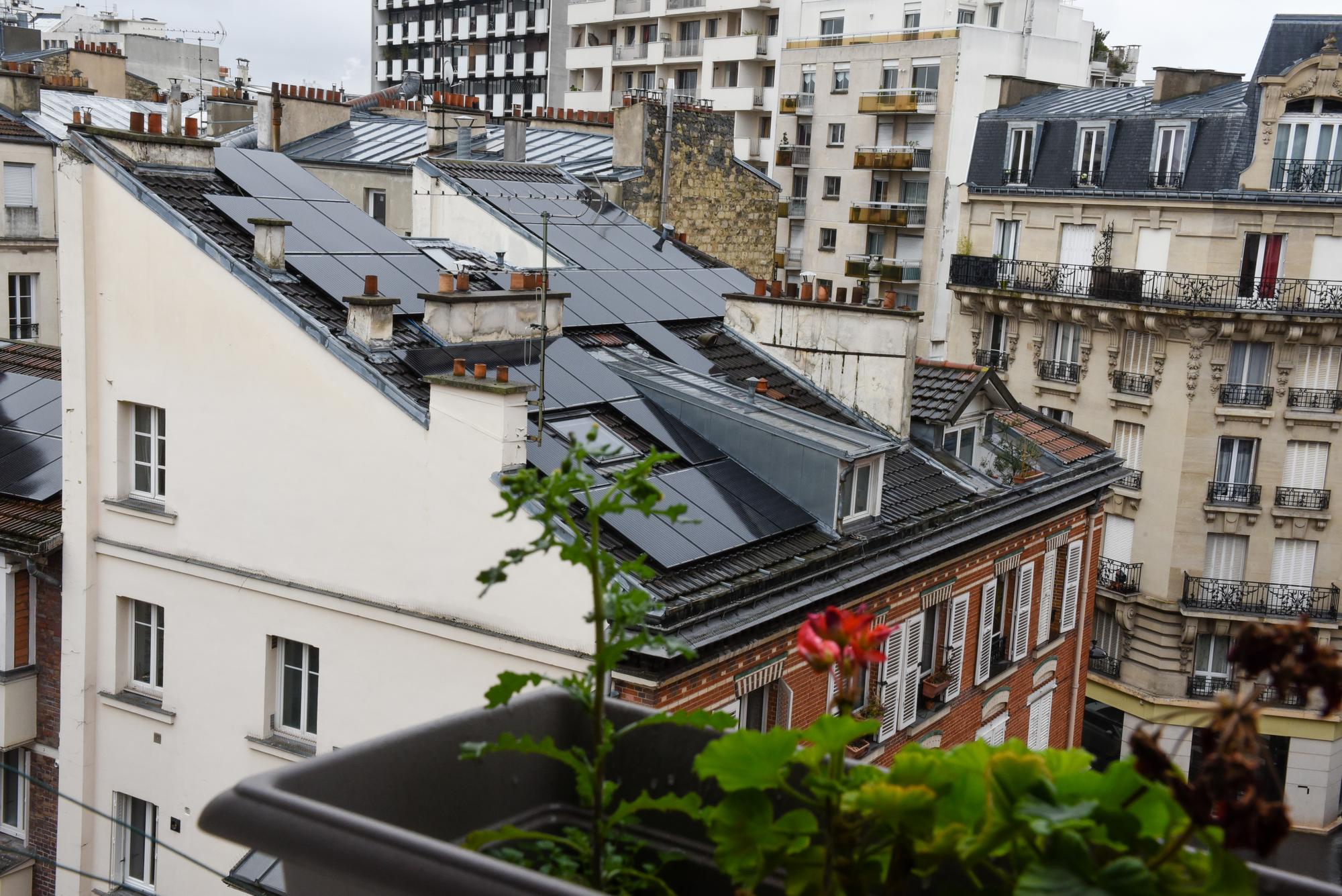 découvrez comment intégrer des panneaux solaires dans votre copropriété pour réduire vos factures d'énergie et contribuer à une démarche écologique. informez-vous sur les avantages, les subventions disponibles et les étapes nécessaires pour un projet réussi.