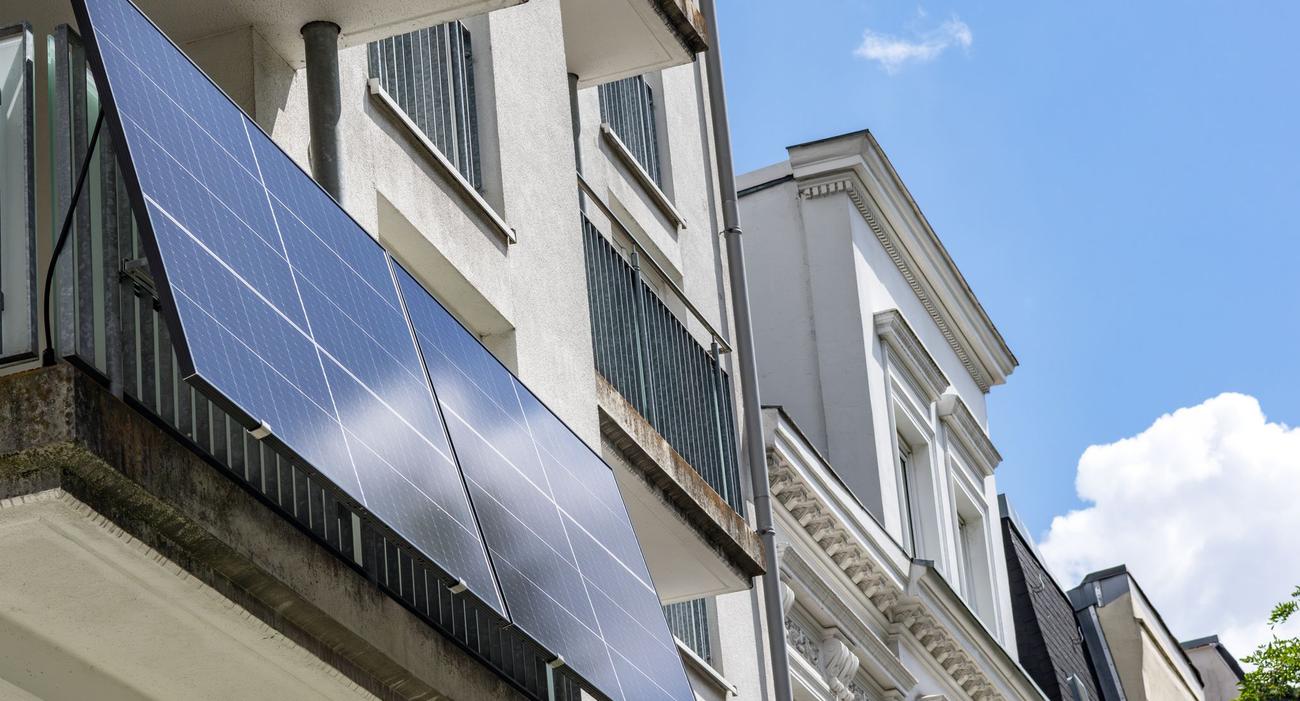 découvrez comment l'installation de panneaux solaires en copropriété peut réduire vos factures d'énergie tout en contribuant à la préservation de l'environnement. informez-vous sur les avantages financiers, les démarches administratives et les solutions adaptées pour une transition énergétique réussie.