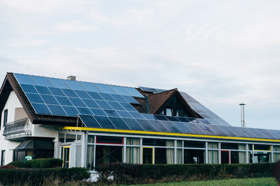 découvrez comment les panneaux solaires peuvent transformer votre maison en une source d'énergie durable et économique. informez-vous sur leurs avantages, l'installation, et les aides disponibles pour passer à l'énergie solaire.