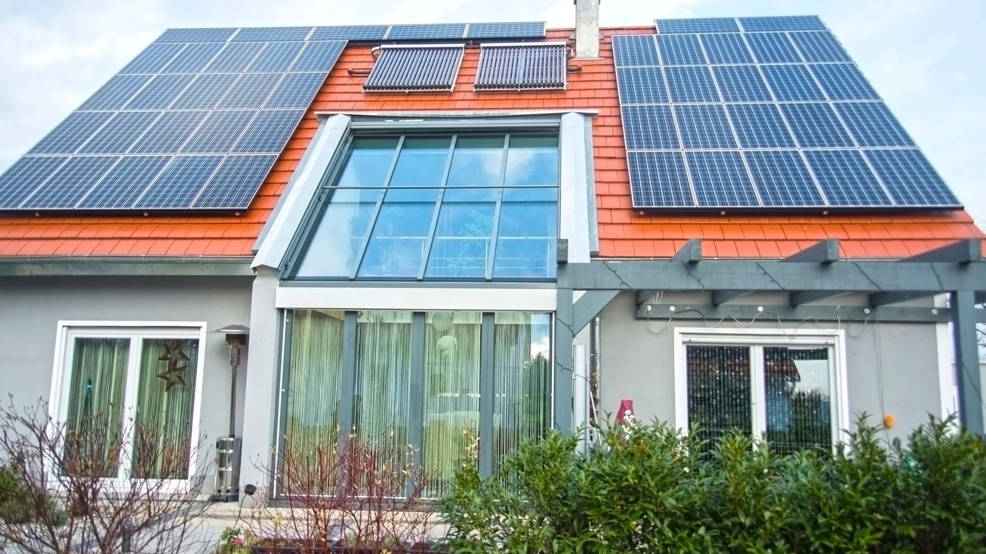 découvrez comment les panneaux solaires peuvent transformer votre maison de 150m2 en une source d'énergie renouvelable, réduisant vos factures et votre empreinte carbone. optez pour une solution durable et économique pour votre habitat !