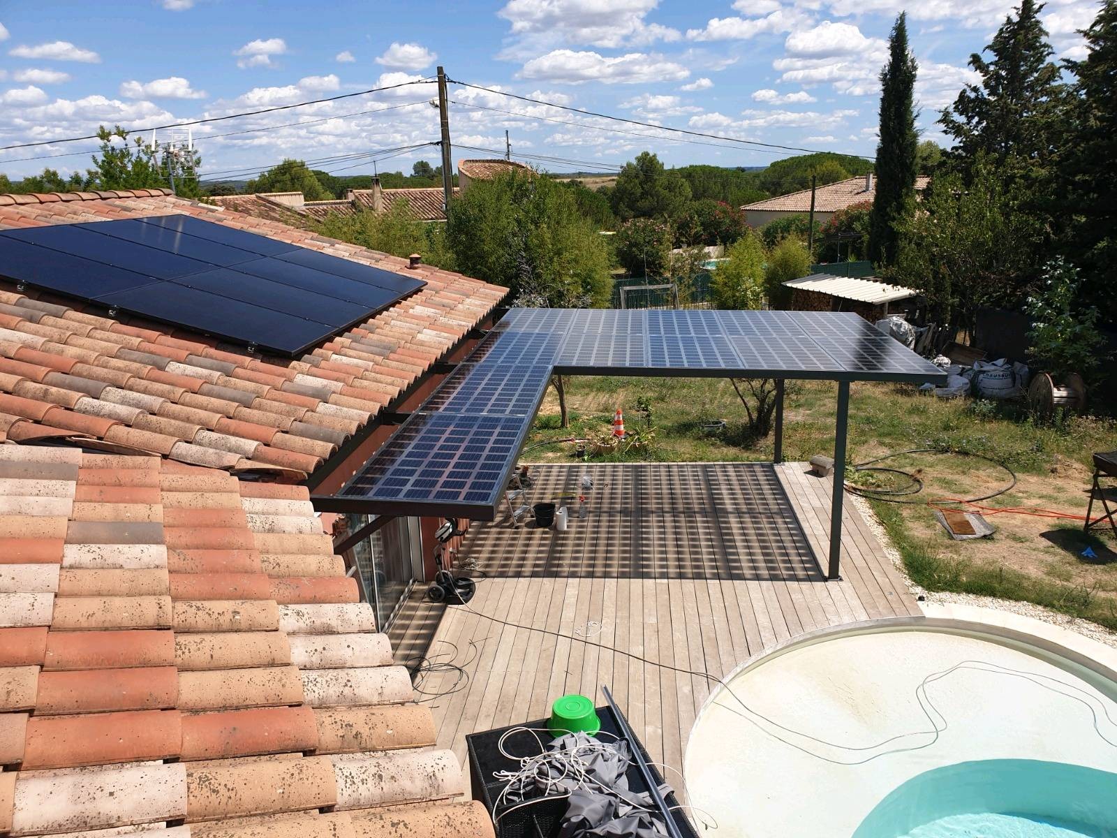 découvrez les avantages des panneaux solaires intégrés à votre pergola pour optimiser votre espace extérieur tout en produisant une énergie verte et renouvelable. alliez esthétique et écologie avec nos solutions de panneaux solaires adaptés.