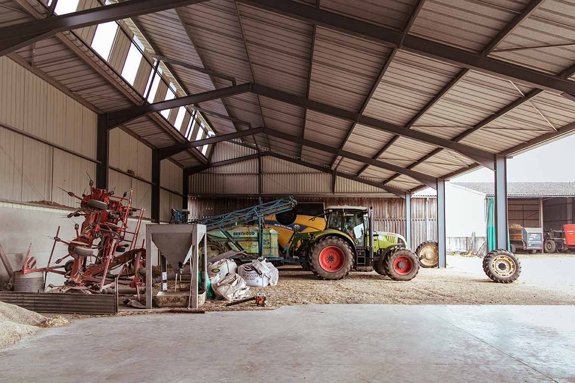 découvrez comment l'installation de panneaux photovoltaïques sur votre hangar agricole peut transformer votre exploitation en une source d'énergie renouvelable, réduire vos coûts d'électricité et contribuer à un avenir durable. explorez les avantages économiques et environnementaux de cette solution innovante pour les agriculteurs.