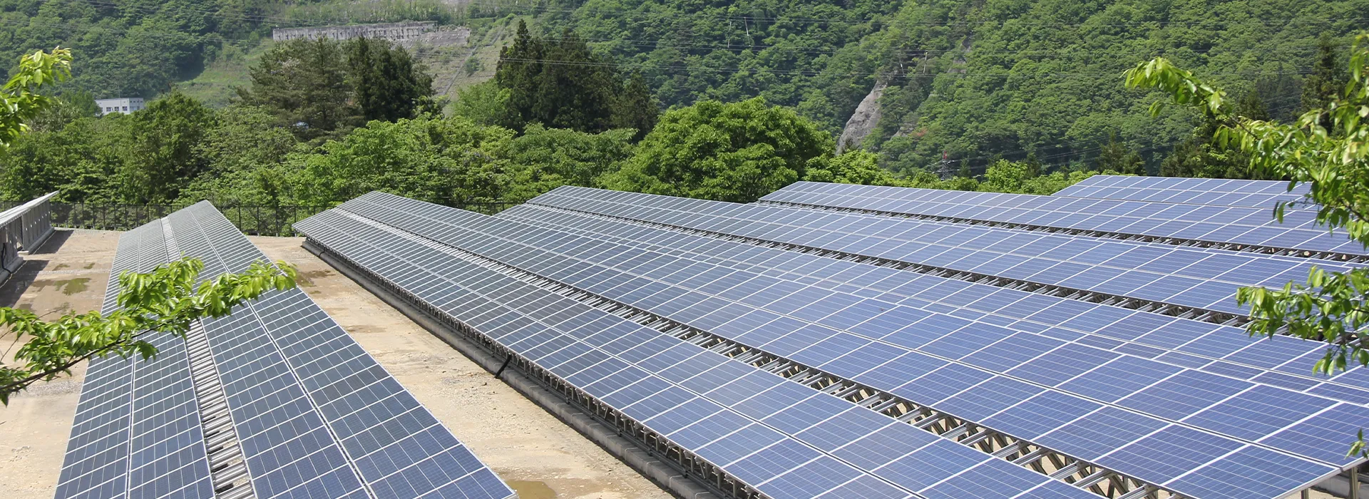 découvrez tout ce qu'il faut savoir sur le poids des panneaux photovoltaïques : facteurs influençant leur poids, options disponibles sur le marché et conseils pour l'installation. optimisez votre projet solaire en comprenant l'impact du poids sur votre toiture.