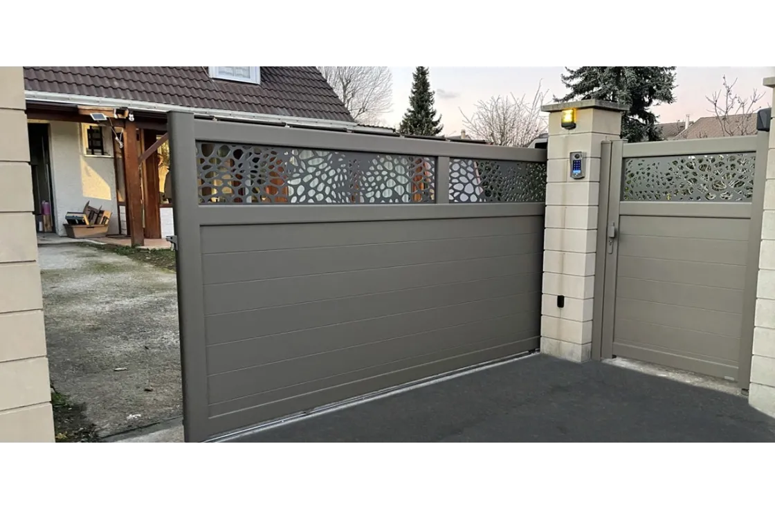 découvrez la porte de garage solaire, une solution innovante et écologique pour votre maison. alliant design moderne et efficacité énergétique, cette porte se fonctionne à l'énergie solaire, réduisant vos factures d'électricité tout en préservant l'environnement. optez pour une sécurité renforcée et un confort optimal avec un système automatisé, le tout sans frais d'installation électrique. transformez votre garage avec cette technologie durable et pratique.