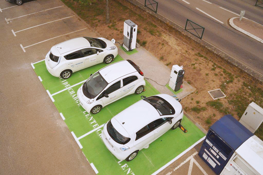 découvrez tout ce qu'il faut savoir sur la recharge des véhicules électriques. trouvez des conseils pratiques, des solutions de recharge à domicile et en réseau, ainsi que des informations sur les différentes options disponibles pour optimiser l'autonomie de votre voiture électrique.