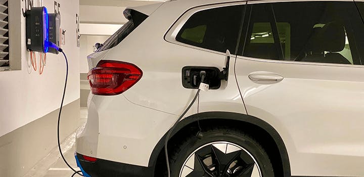 découvrez nos solutions de recharge pour voiture électrique, adaptées à tous vos besoins : recharge rapide, installation à domicile et bornes publiques. profitez d'une conduite durable et simplifiée grâce à nos services innovants.