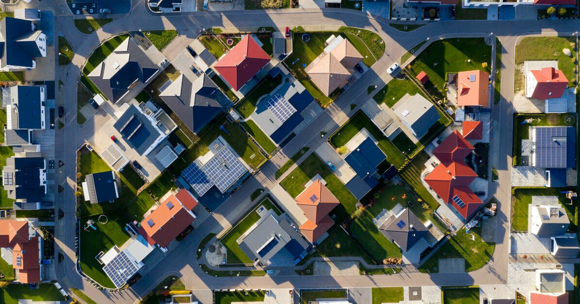 découvrez notre simulateur de panneaux photovoltaïques, un outil interactif qui vous permet d'estimer la production d'énergie solaire de votre installation. évaluez les économies potentielles, les coûts d'installation et l'impact environnemental pour prendre des décisions éclairées et rentables sur votre projet solaire.