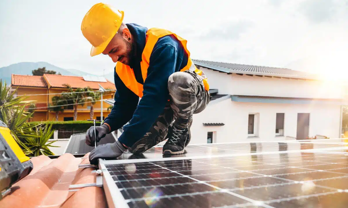 découvrez la surface optimale nécessaire pour l'installation d'un panneau solaire de 6 kw. apprenez comment maximiser votre production d'énergie solaire tout en tenant compte des facteurs environnementaux et des réglementations. optez pour une énergie verte et réduisez vos factures d'électricité dès aujourd'hui !