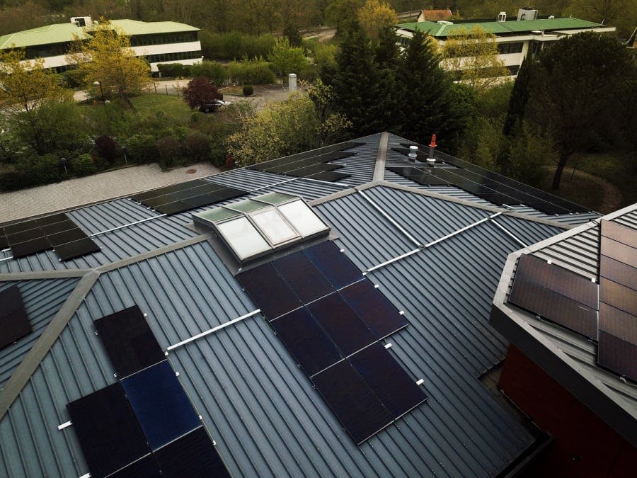 découvrez les avantages d'une toiture photovoltaïque : une solution écologique et économique pour produire votre propre électricité, réduire vos factures d'énergie et valoriser votre bien immobilier.